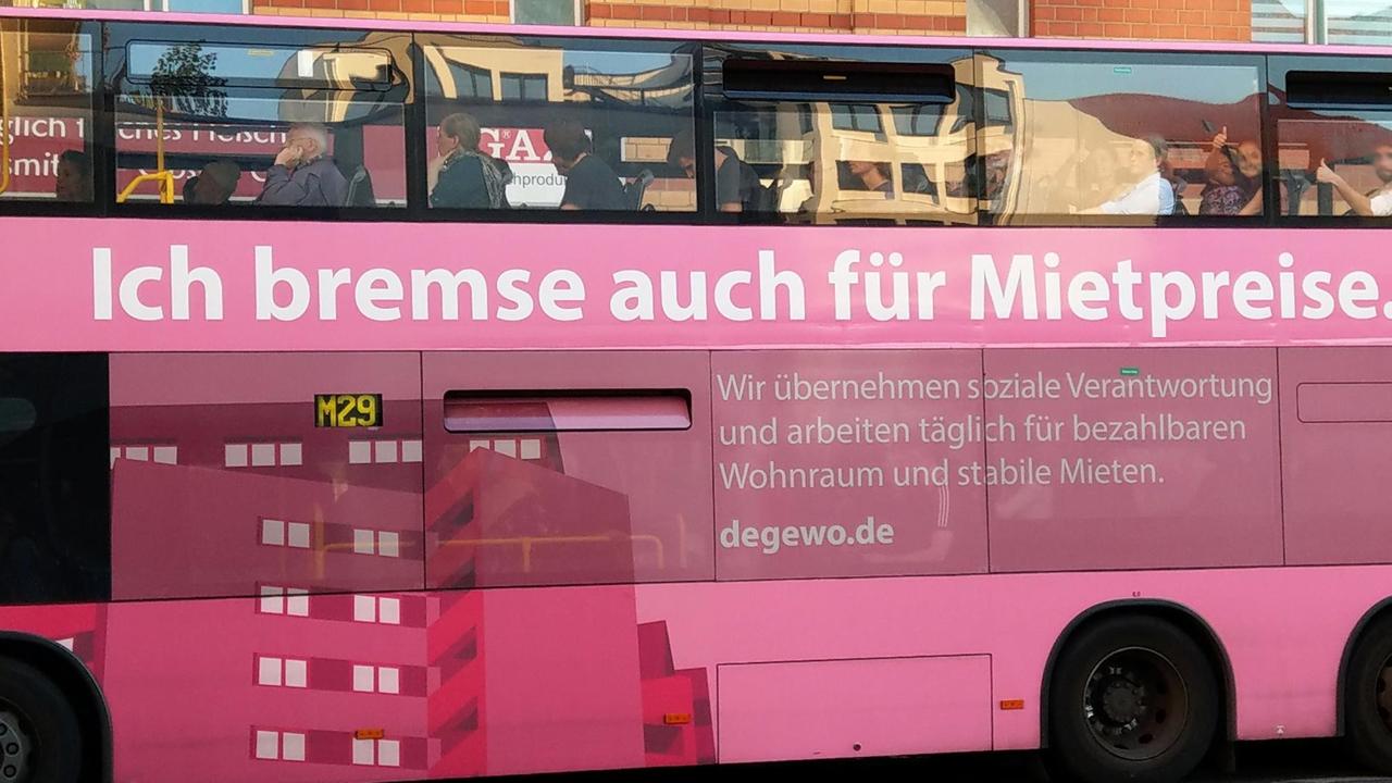 12.10.2018, Berlin: Ein Bus der Linie M29 der BVG fährt über die Kochstraße und wirbt mit der Aufschrift "Ich bremse auch für Mietpreise" für die Wohnungsgesellschaft Degewo. Foto: Wolfram Steinberg/dpa | Verwendung weltweit
