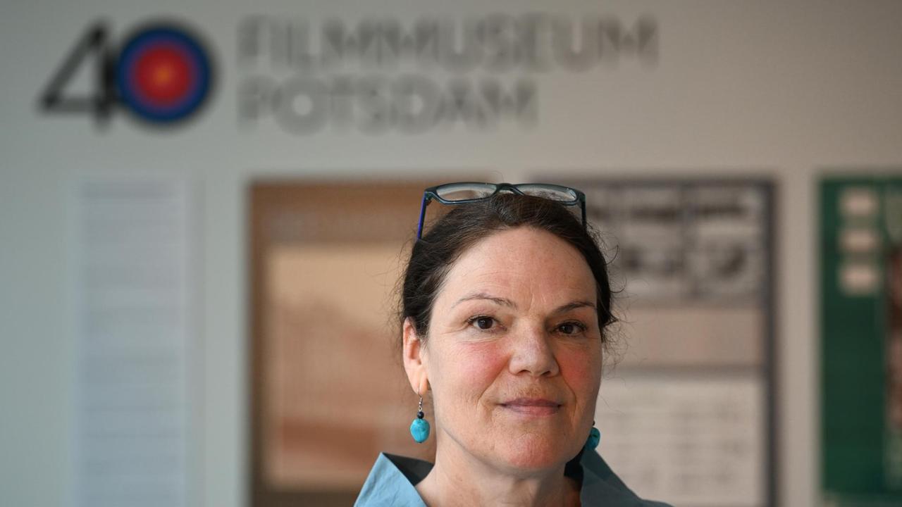 Kuratorin Dorett Molitor im Foyer zur Ausstellung "40 Jahre Filmmuseum Potsdam"