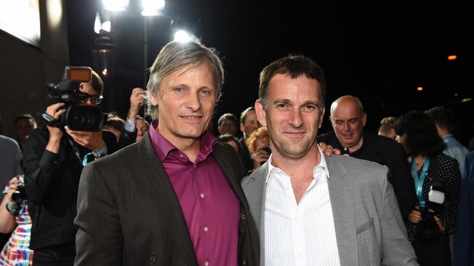 Hauptdarsteller Viggo Mortensen und Regisseur David Oelhoffen (von links) präsentieren ihren Film "Den Menschen so fern". Hauptdarsteller Viggo Mortensen und Regisseur David Oelhoffen (von links) präsentieren ihren Film "Den Menschen so fern".