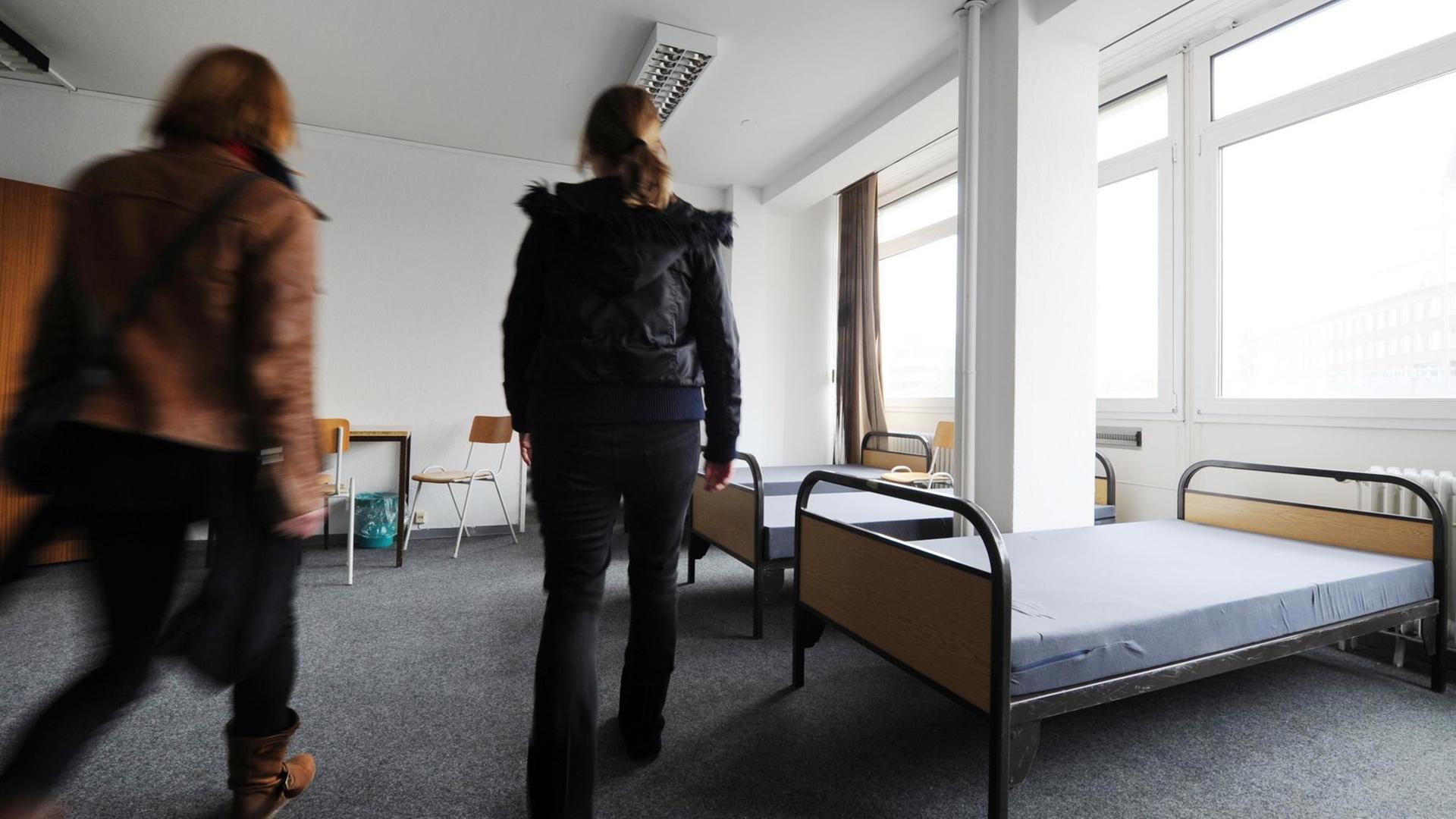 Zwei Frauen gehen am Dienstag (01.11.2011) in Hamburg durch die Räume der neuen Winternotunterkunft für Obdachlose in der Spaldingstraße. Zwei Frauen gehen am Dienstag (01.11.2011) in Hamburg durch die Räume der neuen Winternotunterkunft für Obdachlose in der Spaldingstraße.