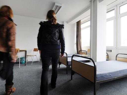 Zwei Frauen gehen am Dienstag (01.11.2011) in Hamburg durch die Räume der neuen Winternotunterkunft für Obdachlose in der Spaldingstraße.