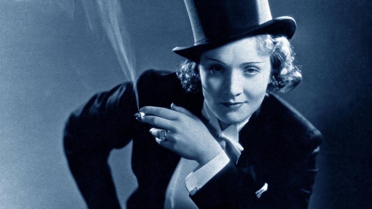 Undatierte Aufnahme der Schauspielerin Marlene Dietrich, gekleidet in einem Frack und mit Zylinder auf dem Kopf