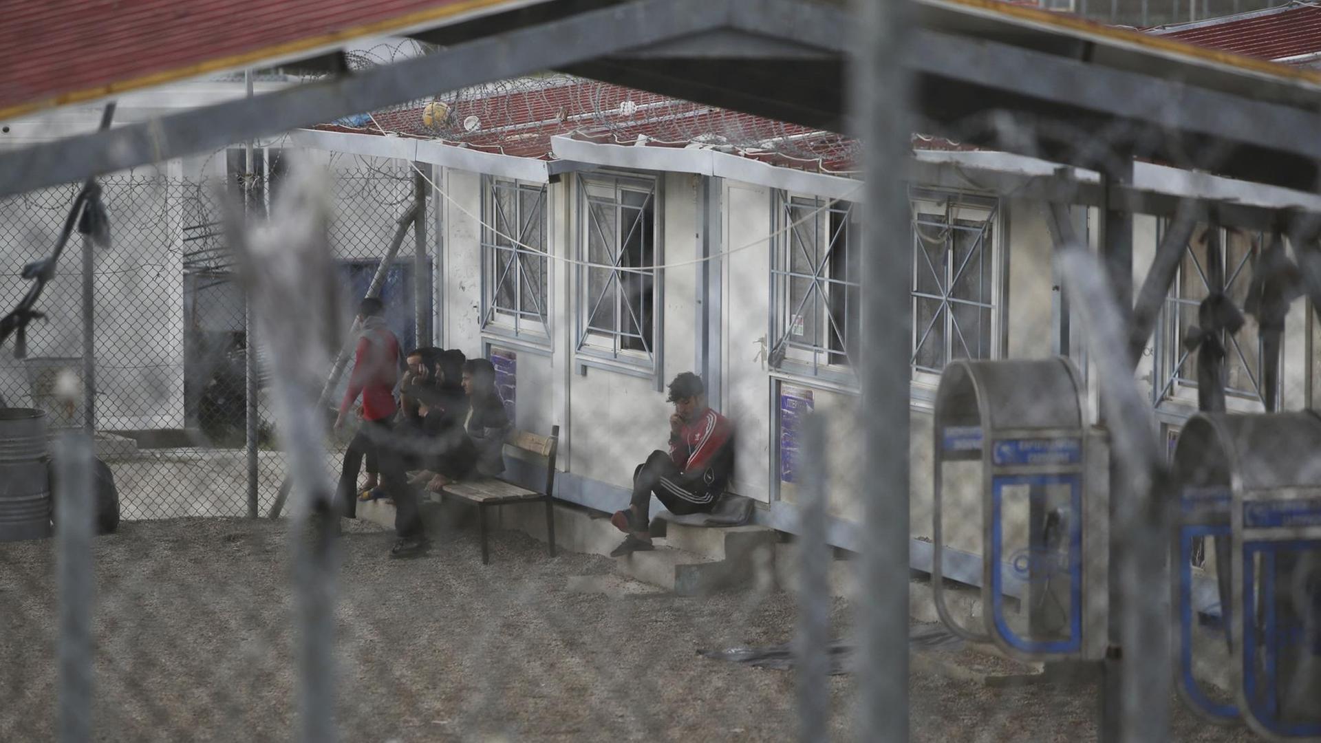 Griechenland, Fylakio: Migranten, die nach der Überfahrt von der Türkei nach Griechenland verhaftet wurden, befinden sich in einem Auffanglager an der griechisch-türkischen Grenze. (Archivbild)