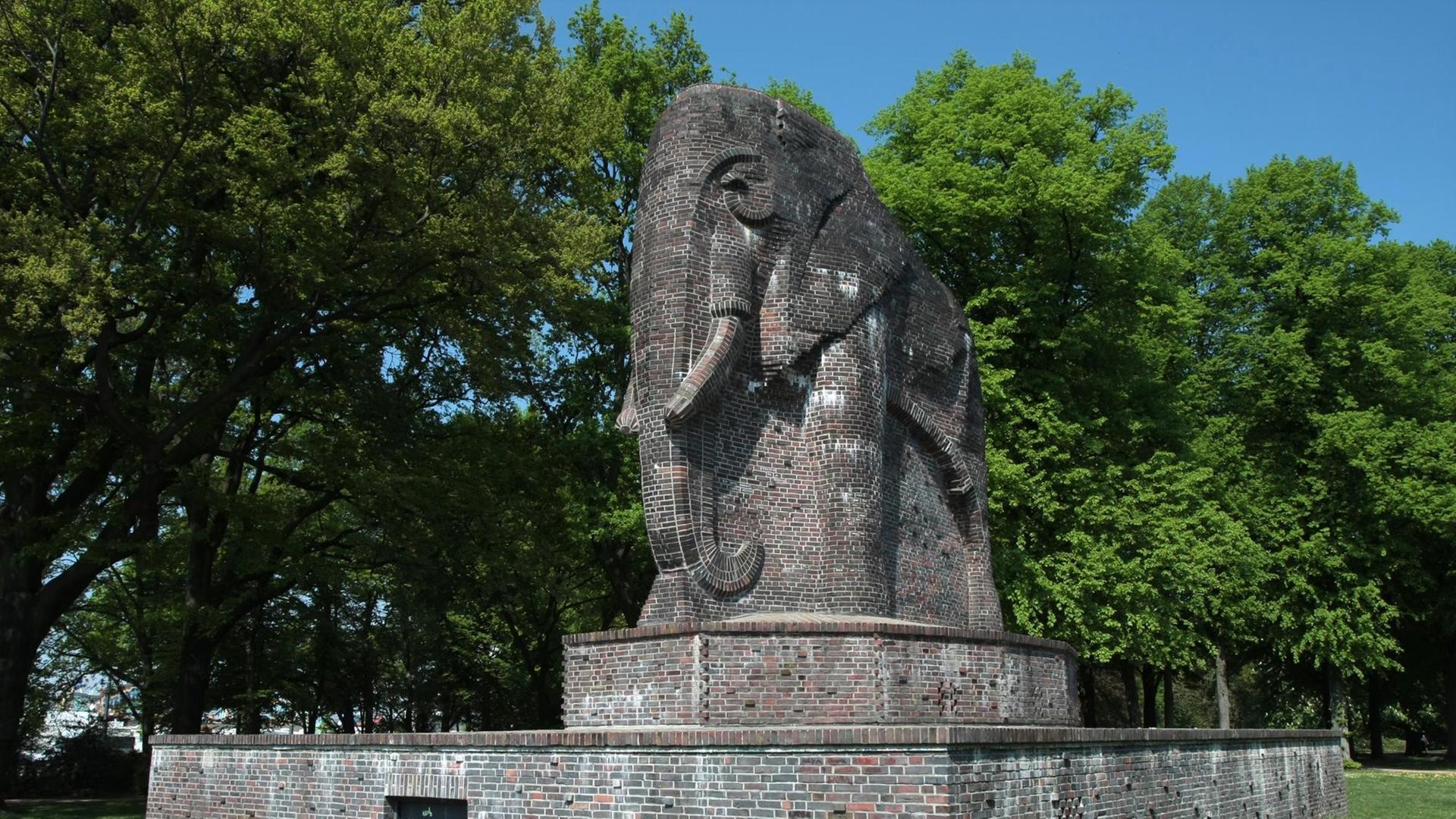 Ein großes Denkmal aus Backsteinen in Form eines Elefanten. Ein großes Denkmal aus Backsteinen in Form eines Elefanten.