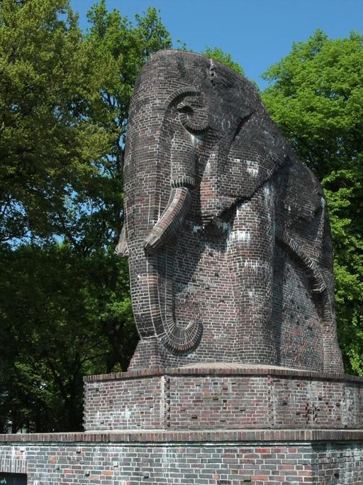 Ein großes Denkmal aus Backsteinen in Form eines Elefanten.