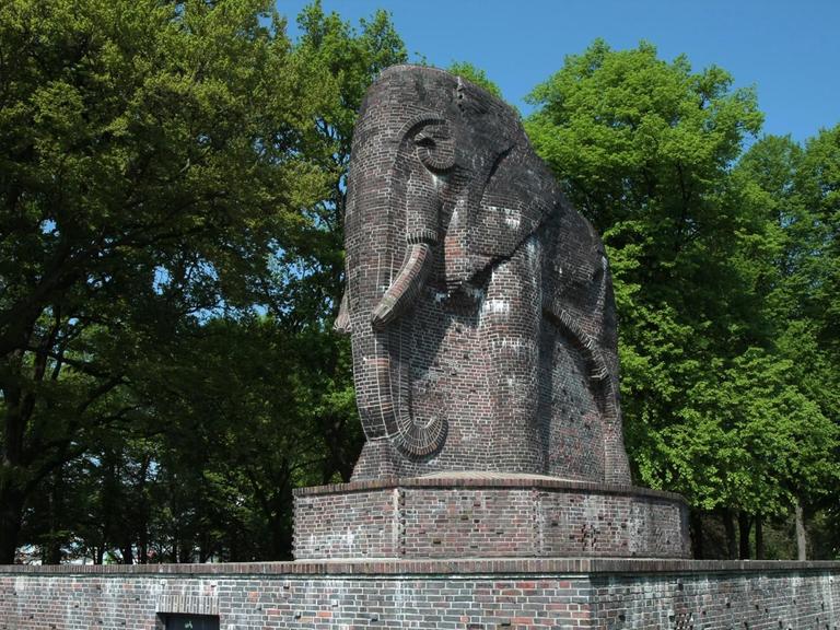 Ein großes Denkmal aus Backsteinen in Form eines Elefanten.
