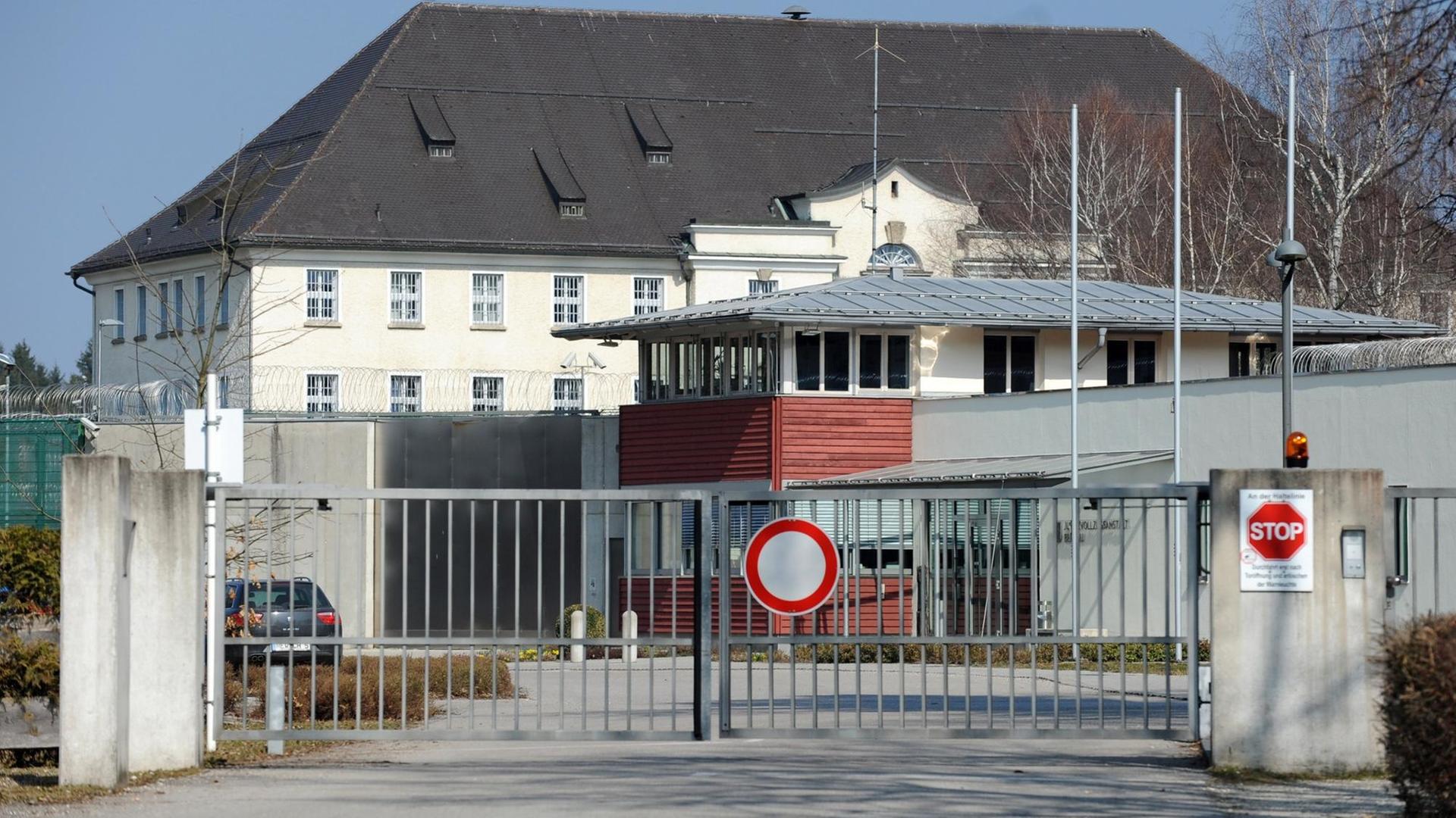 Das Tor zur Justizvollzugsanstalt in Bernau am Chiemsee (Bayern) ist am 14.03.2014 geschlossen. Foto: Andreas Gebert/dpa
