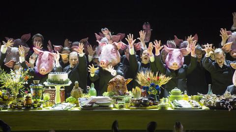 Szene aus "Der Jahrmarkt von Sorotschinzi" in der Inszenierung von Barrie Kosky an der Komischen Oper Berlin