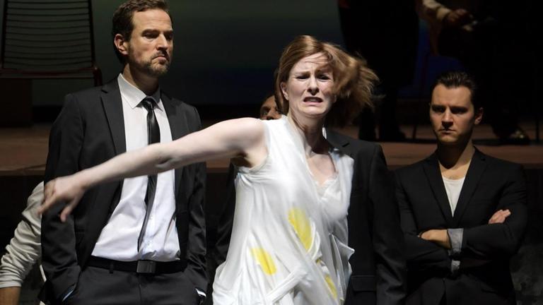 Paula Murrihy als Pénélope im weißen Kleid mit Ensemble auf der Bühne Paula Murrihy als Pénélope im weißen Kleid mit Ensemble auf der Bühne