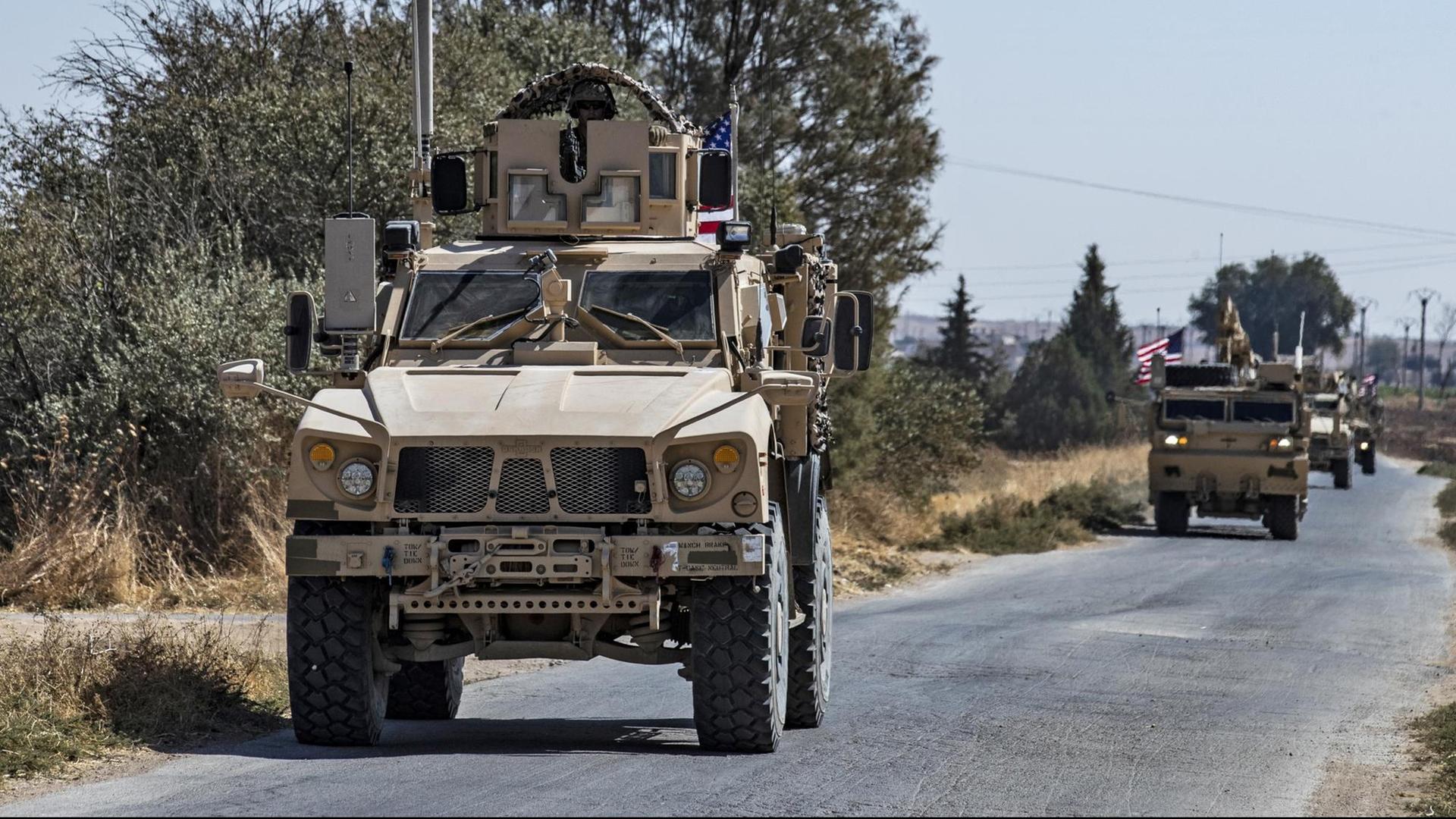 Gemeinsamer türkischer und US-amerikanischer Militärkonvoi am Rande der syrischen Stadt Tal Abyad im Grenzgebiet zwischen Syrien und der Türkei Gemeinsamer türkischer und US-amerikanischer Militärkonvoi am Rande der syrischen Stadt Tal Abyad im Grenzgebiet zwischen Syrien und der Türkei
