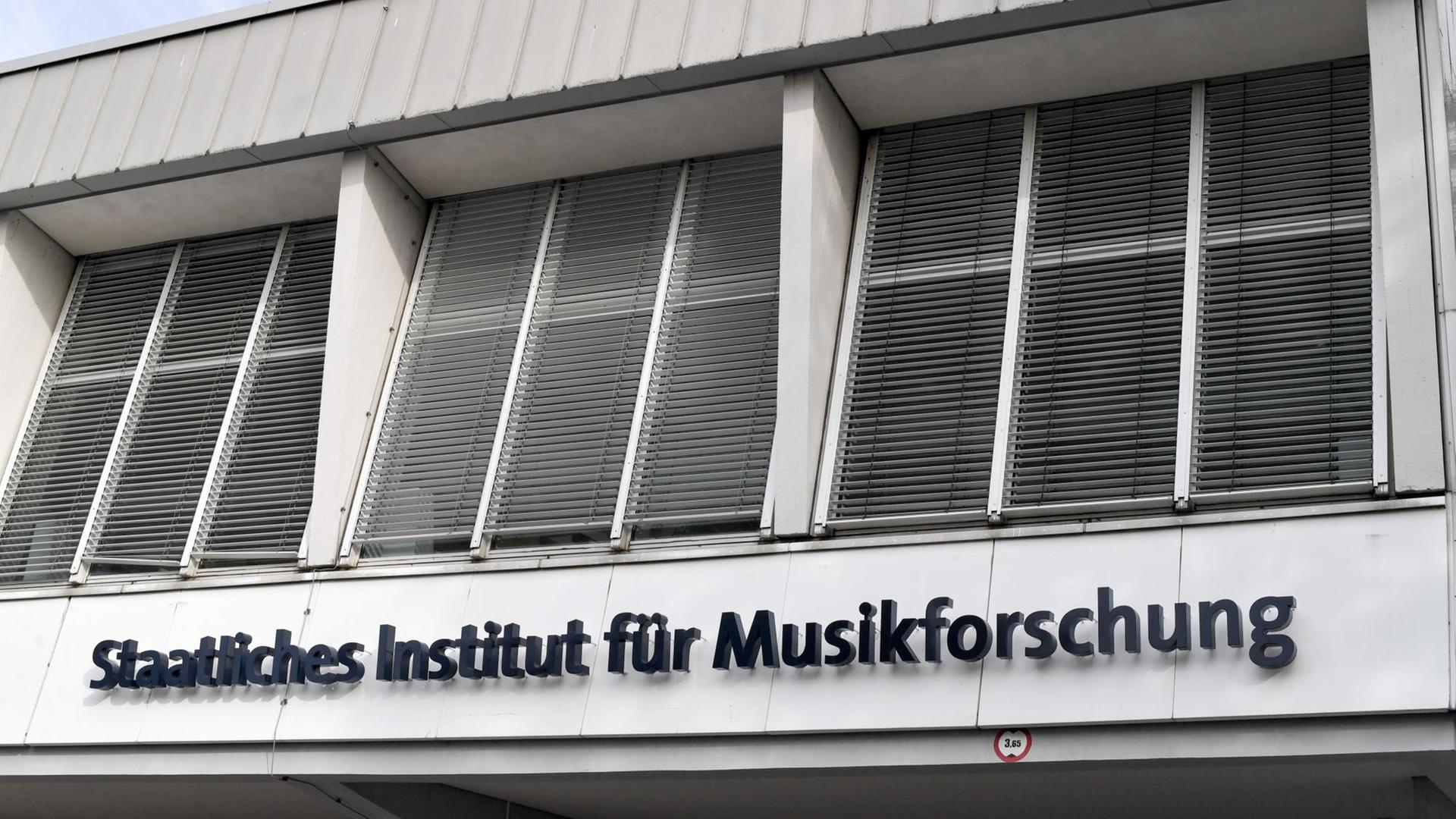 Eingangsbeschriftung am Musikinstrumenten-Museum des Staatlichen Instituts für Musikforschung am 09.10.201 in Berlin.