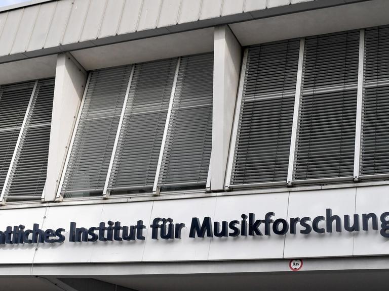 Eingangsbeschriftung am Musikinstrumenten-Museum des Staatlichen Instituts für Musikforschung am 09.10.201 in Berlin.
