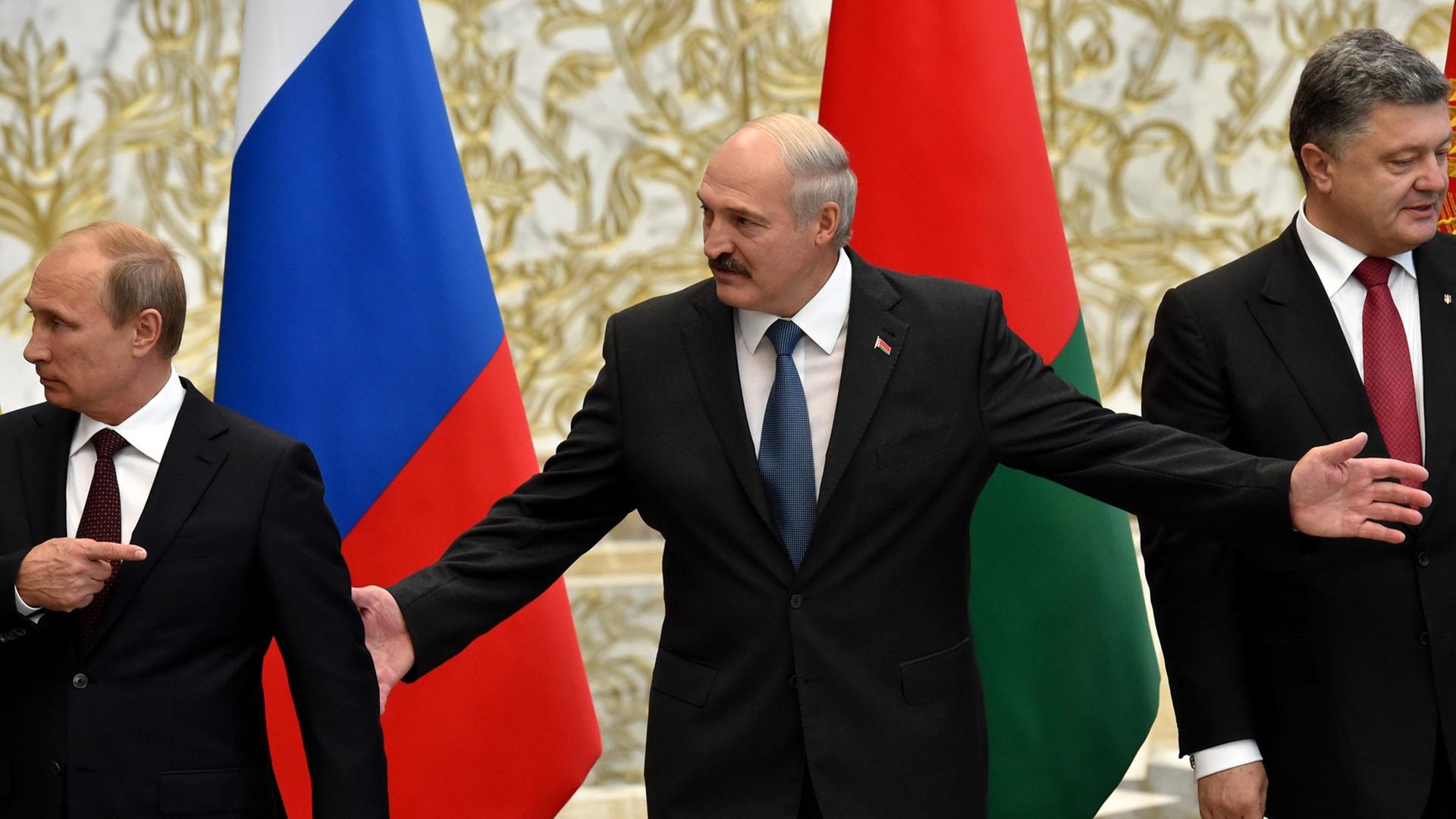 Schwierige Vermittlung: Weißrusslands Präsident Alexander Lukaschenko (Mitte) mit Waldimir Putin (l.) und Petro Poroschenko Schwierige Vermittlung: Weißrusslands Präsident Alexander Lukaschenko (Mitte) mit Waldimir Putin (l.) und Petro Poroschenko