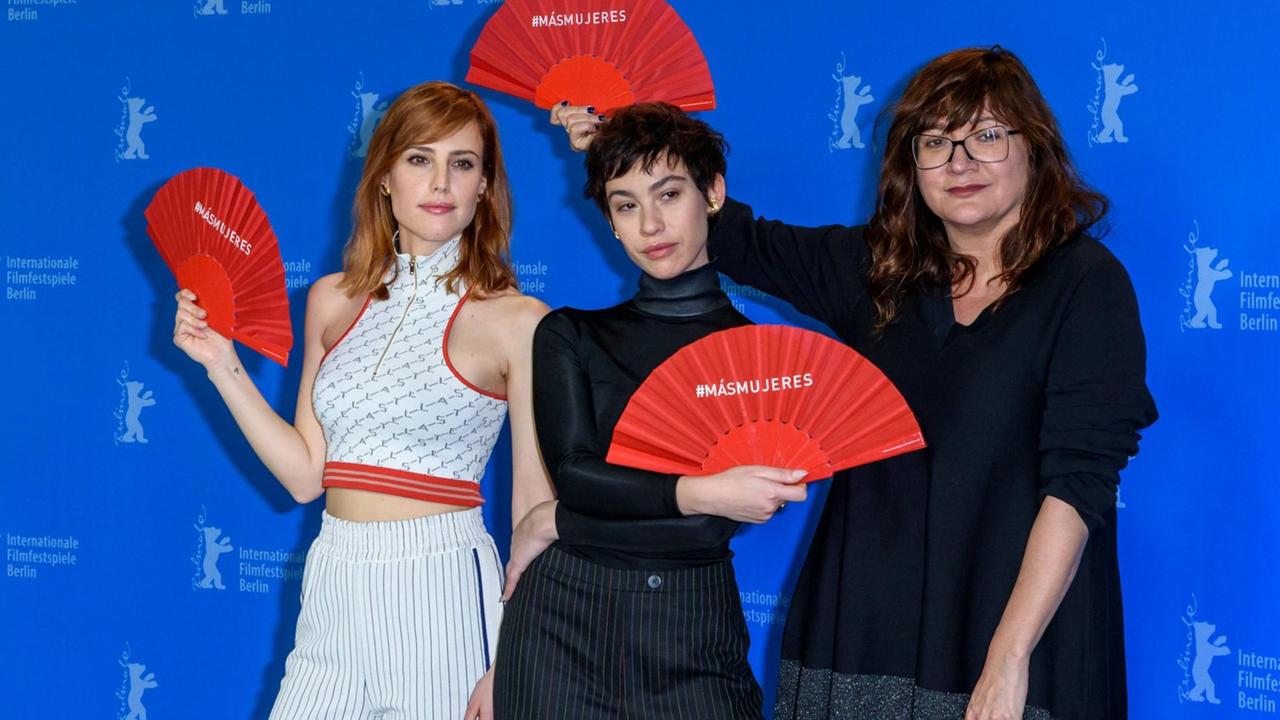 Die Schauspielerinnen Natalia de Molina und Greta Fernández mit Regisseurin Isabel Coixet (v.li.) beim Photocall zum Film "Elisa und Marcela" auf der Berlinale 2019. Die Schauspielerinnen Natalia de Molina und Greta Fernández mit Regisseurin Isabel Coixet (v.li.) beim Photocall zum Film "Elisa und Marcela" auf der Berlinale 2019.