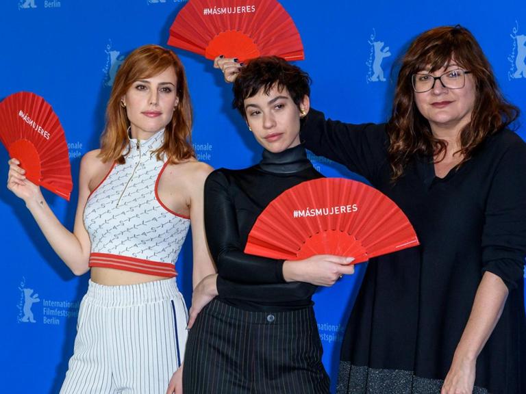 Die Schauspielerinnen Natalia de Molina und Greta Fernández mit Regisseurin Isabel Coixet (v.li.) beim Photocall zum Film "Elisa und Marcela" auf der Berlinale 2019.