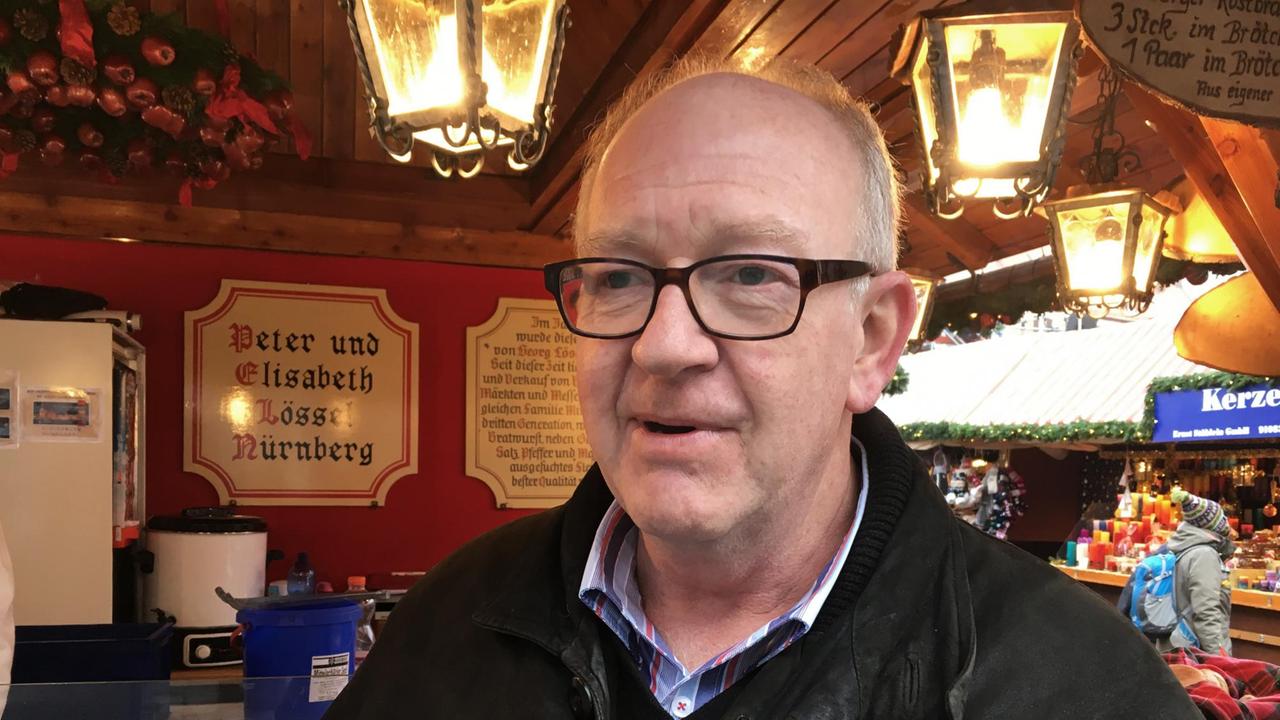 Metzger Peter Lössel kennt die Bratwurst-Vorlieben der internationalen Besucher.
