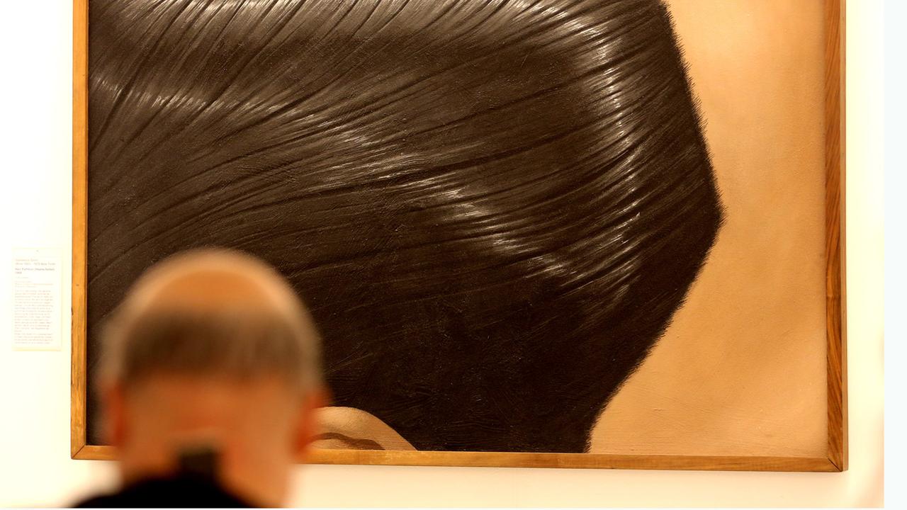 Ein Besucher mit Halbglatze steht vor dem Bild "Hair Partition" des Künstlers Domenico Gnoli in der Ludwiggalerie im Schloss Oberhausen. Ein Besucher mit Halbglatze steht vor dem Bild "Hair Partition" des Künstlers Domenico Gnoli in der Ludwiggalerie im Schloss Oberhausen.