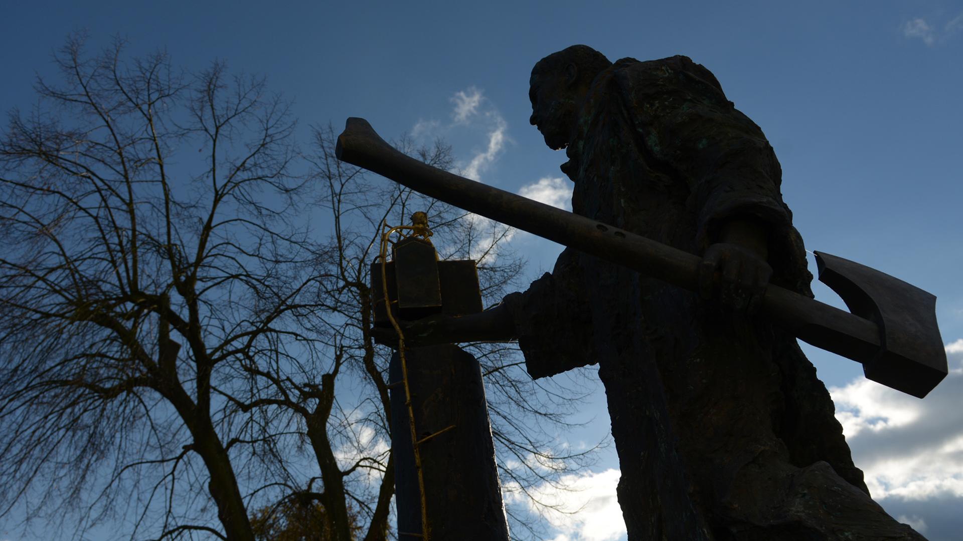 Als Schattenriss zeichnet sich am 06.11.2012 die Bonifatiusstatue im nordhessischen Fritzlar (Schwaml-Eder-Kreis) vor einem blauen Himmel ab. Als Schattenriss zeichnet sich am 06.11.2012 die Bonifatiusstatue im nordhessischen Fritzlar (Schwaml-Eder-Kreis) vor einem blauen Himmel ab.