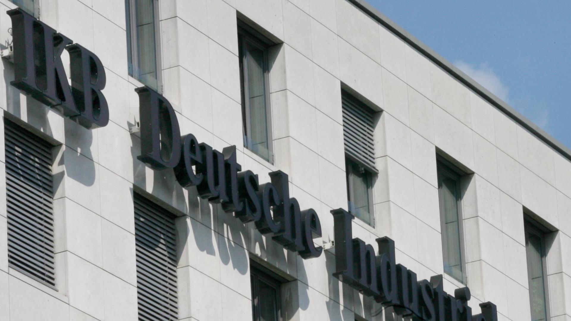 Der Schriftzug der IKB Bank an der Zentrale der Kreditbank in Düsseldorf. Der Schriftzug der IKB Bank an der Zentrale der Kreditbank in Düsseldorf.