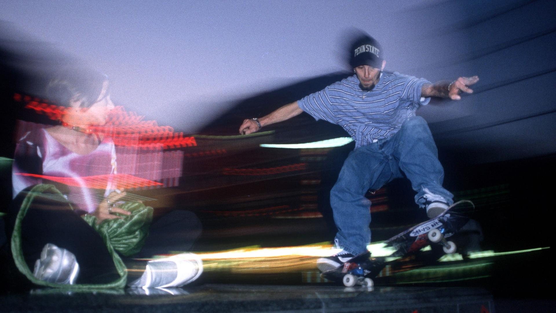 Ein Skater mit Zuschauerin Ein Skater mit Zuschauerin