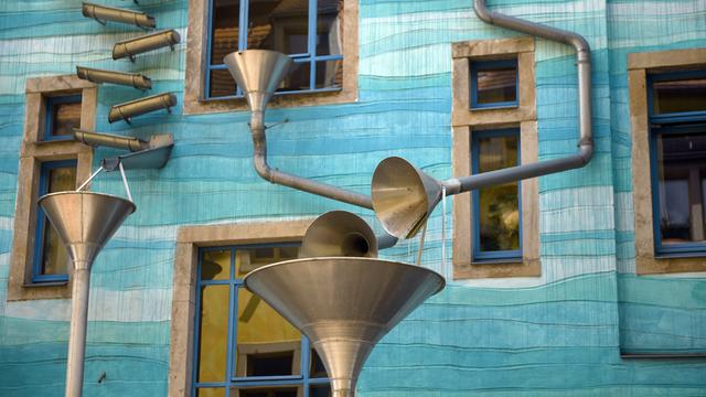 Blick auf das Kunstprojekt "Hof der Elemente" in Dresden-Neustadt, hier die Fassade mit Regenrinnen und Trichtern