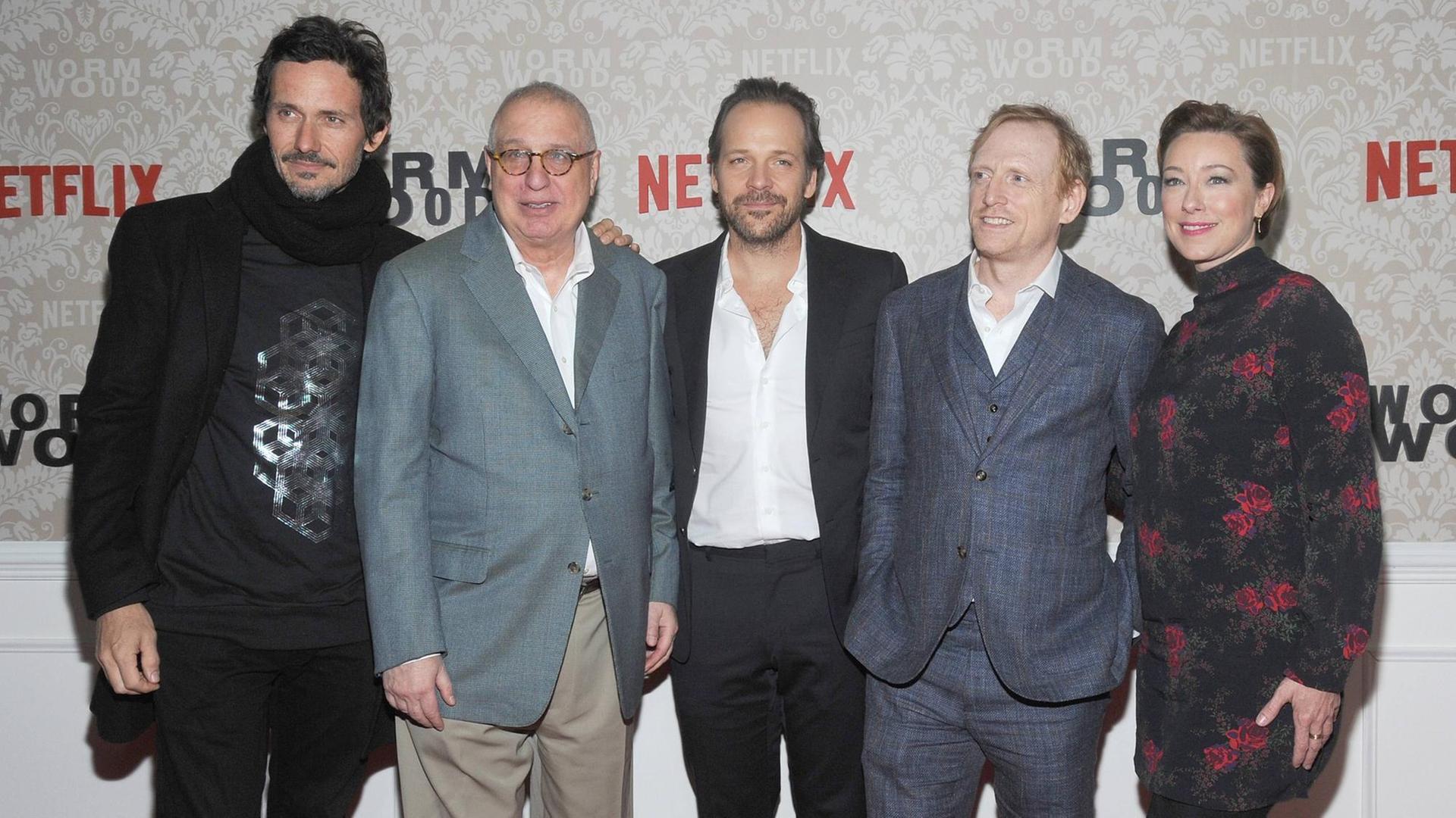 Schauspieler Christian Camargo, Regisseur Errol Morris, die Schauspieler Peter Sarsgaard, Scott Shepherd und Molly Parker bei der "Wormwood" Premiere in New York. Schauspieler Christian Camargo, Regisseur Errol Morris, die Schauspieler Peter Sarsgaard, Scott Shepherd und Molly Parker bei der "Wormwood" Premiere in New York.