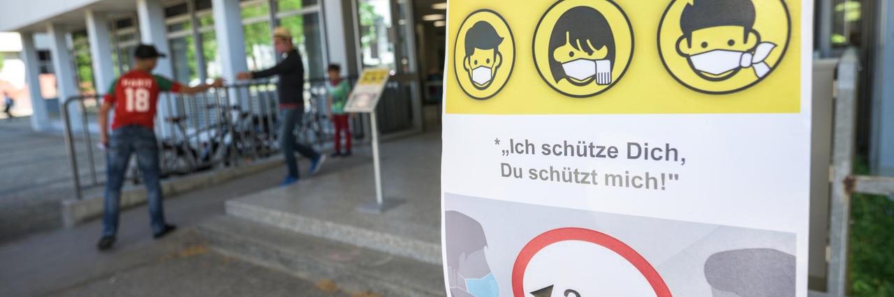 Ein Plakat in Mainz weist auf die Maskenpflicht in der Berufsbildenden Schule 1 Gewerbe und Technik (BBS1) hin. Ein Plakat in Mainz weist auf die Maskenpflicht in der Berufsbildenden Schule 1 Gewerbe und Technik (BBS1) hin.