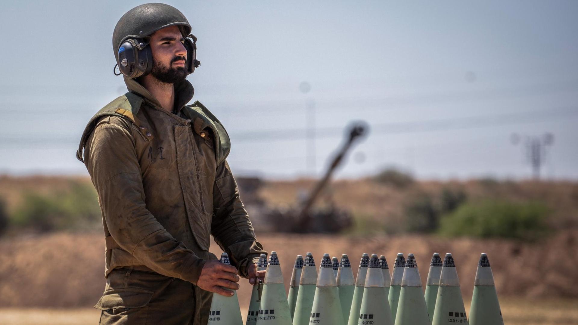 Ein israelischer Soldat mit Artilleriegranatenm im Süden Israels an der Grenze zu Gaza in der Nähe von Sderot.