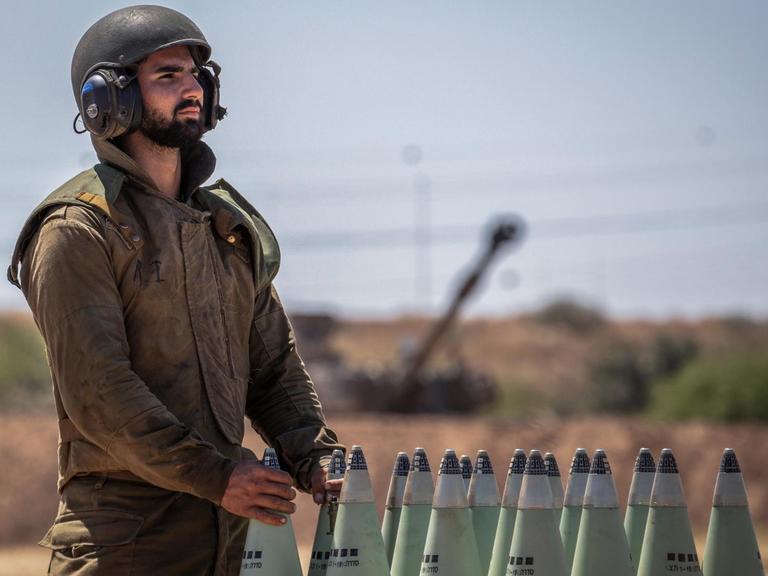 Ein israelischer Soldat mit Artilleriegranatenm im Süden Israels an der Grenze zu Gaza in der Nähe von Sderot.