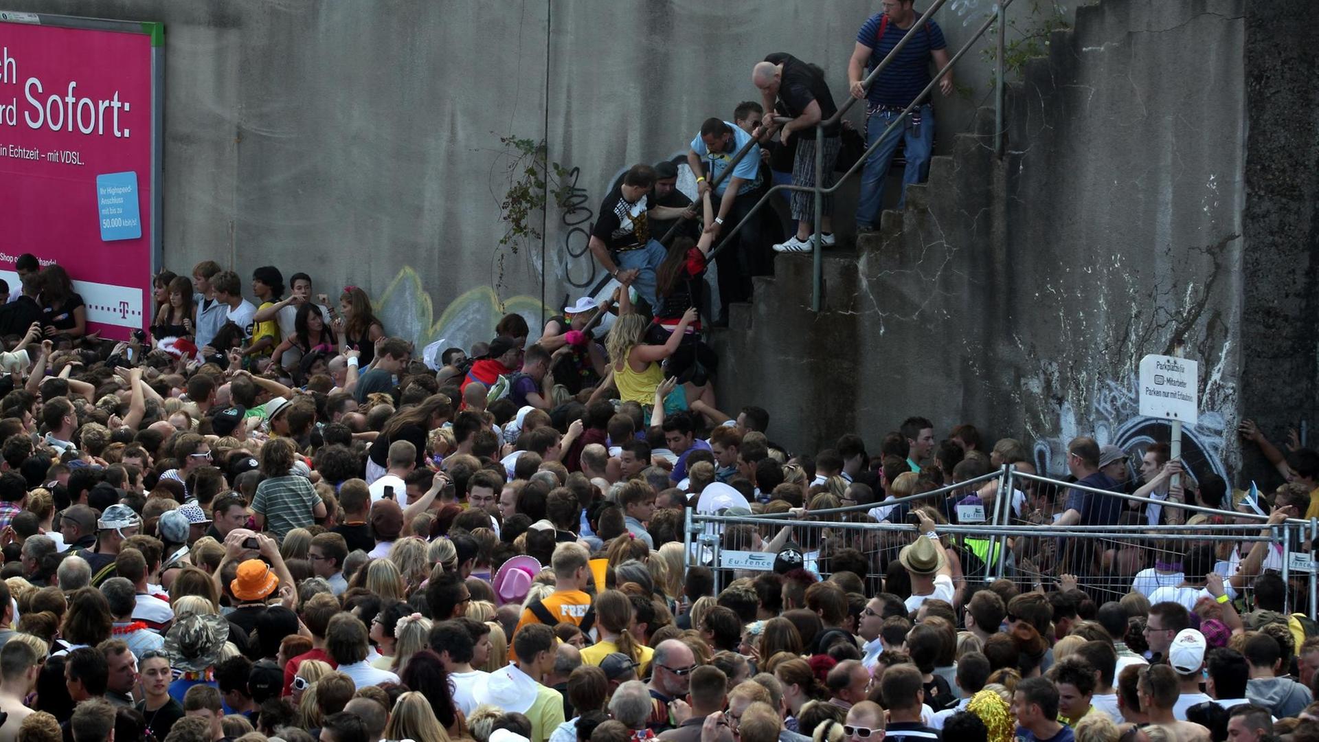 Das Foto aus dem Jahr 2010 zeigt das Gedränge bei der Love-Parade an einer Treppe. Das Foto aus dem Jahr 2010 zeigt das Gedränge bei der Love-Parade an einer Treppe.