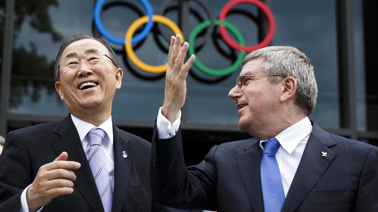 In sichtbar lockerer Atmosphäre gestikulieren 2014 IOC-Präsident Thomas Bach (rechts) und der damalige UN-generalsekretär Ban Ki-moon vor dem Olympiamuseum in Lausanne.