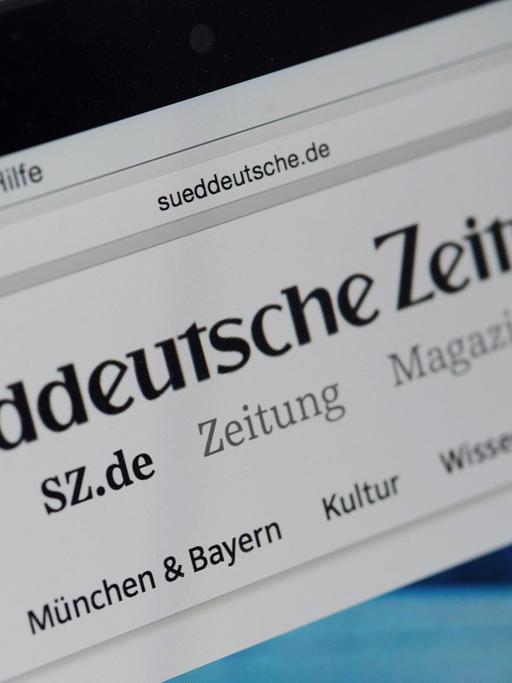 Auf dem Monitor eines Laptops ist der Online-Auftritt der Süddeutschen Zeitung mit dem Logo der SZ zu sehen.