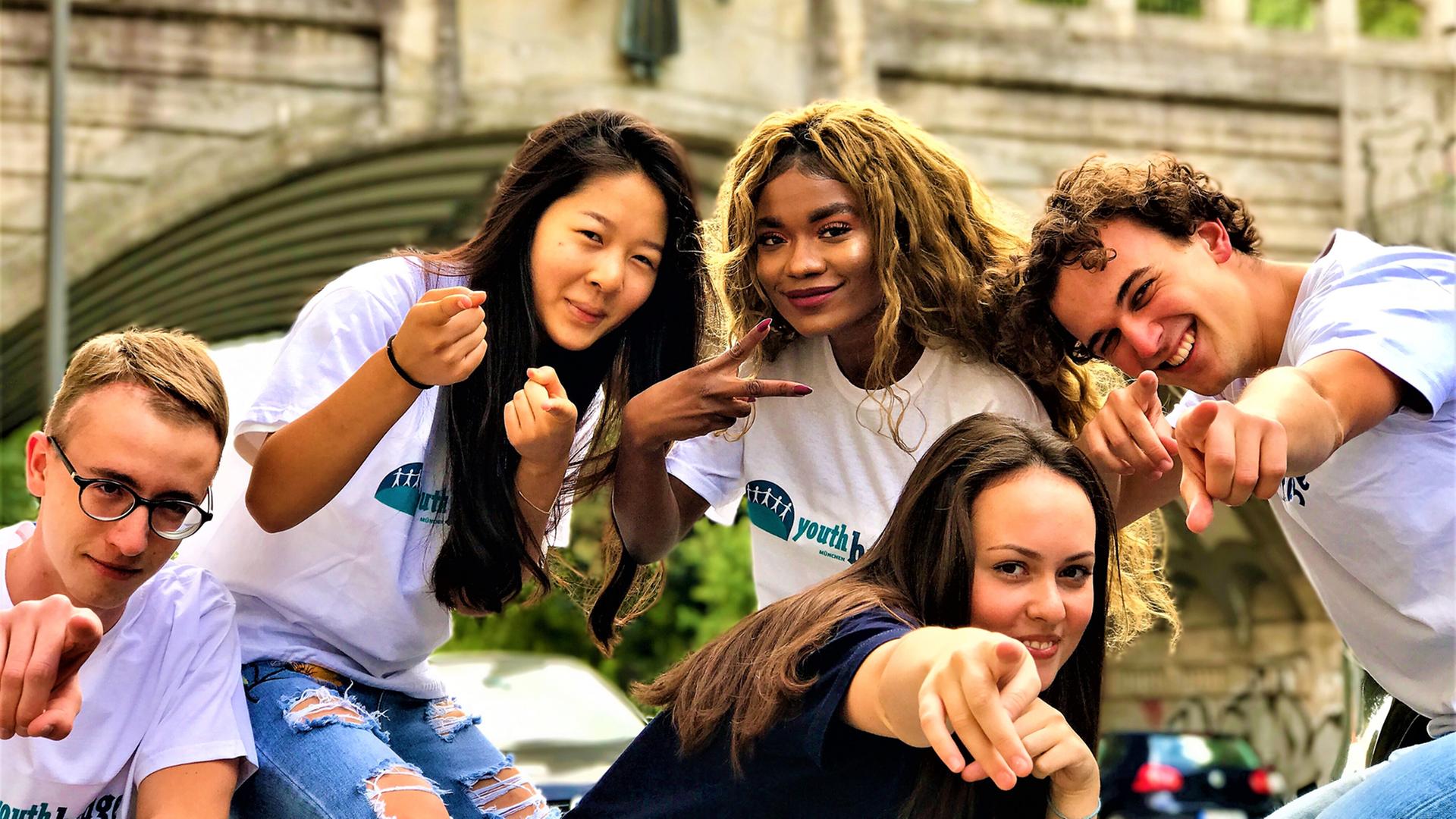 Fünf junge Teilnehmer des Münchner Projekts Youth Bridge posieren vor einer Münchner Brücke. Fünf junge Teilnehmer des Münchner Projekts Youth Bridge posieren vor einer Münchner Brücke.