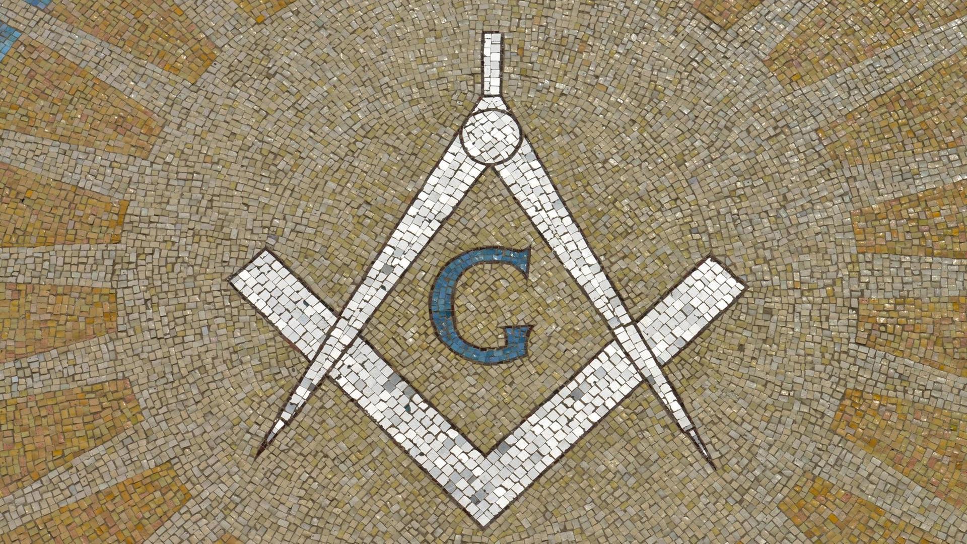 Der Mosaikfußboden einer Bostoner Freimaurerloge zeigt Zirkel und Winkelmaß, die den Buchstaben "G" umschließen Der Mosaikfußboden einer Bostoner Freimaurerloge zeigt Zirkel und Winkelmaß, die den Buchstaben "G" umschließen