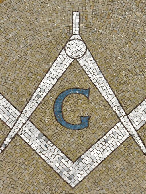 Der Mosaikfußboden einer Bostoner Freimaurerloge zeigt Zirkel und Winkelmaß, die den Buchstaben "G" umschließen