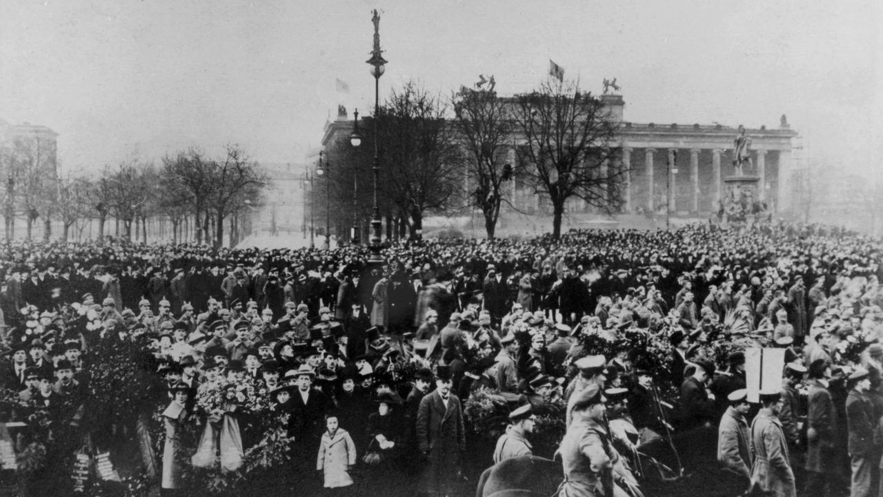 Trauerversammlung im Berliner Lustgarten anlässlich der Beisetzung der Opfer des Spartakusaufstandes im Januar 1919. Trauerversammlung im Berliner Lustgarten anlässlich der Beisetzung der Opfer des Spartakusaufstandes im Januar 1919.