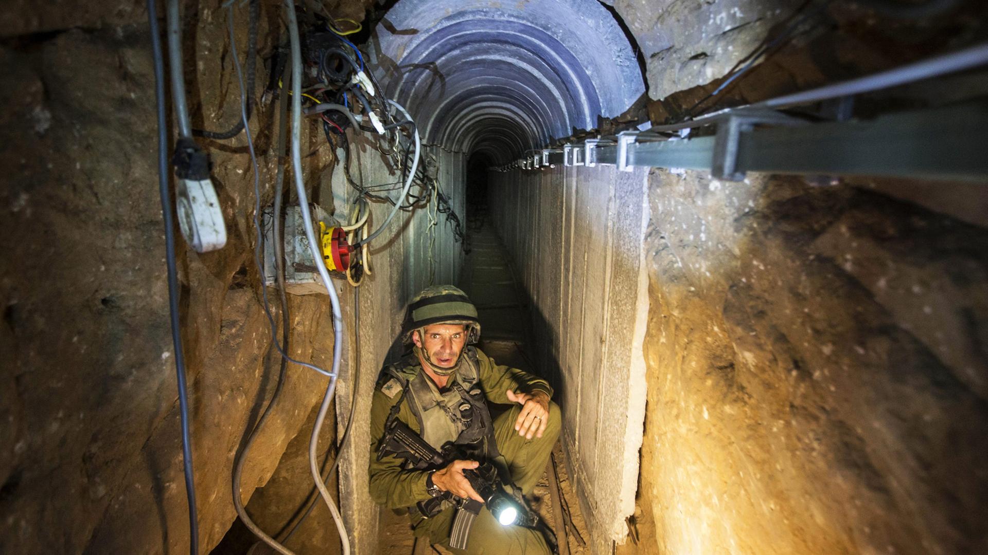 Ein Soldat der israelischen Armee in einem Tunnel an der Grenze von Gazastreifen und Israel; der Tunnel soll von der palästinensischen Hamas genutzt worden sein, 25. Juli 2014 Ein Soldat der israelischen Armee in einem Tunnel an der Grenze von Gazastreifen und Israel; der Tunnel soll von der palästinensischen Hamas genutzt worden sein, 25. Juli 2014