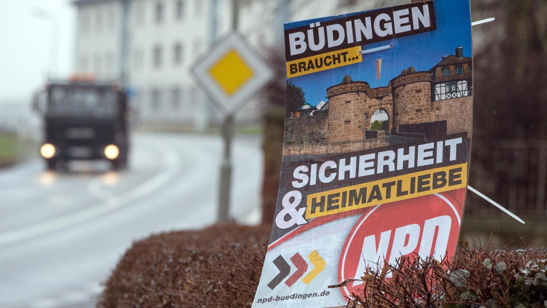 "Büdingen braucht Sicherheit und Heimatliebe" steht am 07.03.2016 in Büdingen in der Wetterau (Hessen) auf einem Wahlplakat der NPD zur Kommunalwahl. Die rechtsextreme NPD kam hier bei den Kommunalwahlen auf 14 Prozent der Stimmen. "Büdingen braucht Sicherheit und Heimatliebe" steht am 07.03.2016 in Büdingen in der Wetterau (Hessen) auf einem Wahlplakat der NPD zur Kommunalwahl. Die rechtsextreme NPD kam hier bei den Kommunalwahlen auf 14 Prozent der Stimmen.