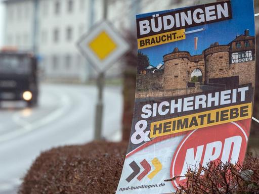 "Büdingen braucht Sicherheit und Heimatliebe" steht am 07.03.2016 in Büdingen in der Wetterau (Hessen) auf einem Wahlplakat der NPD zur Kommunalwahl. Die rechtsextreme NPD kam hier bei den Kommunalwahlen auf 14 Prozent der Stimmen.