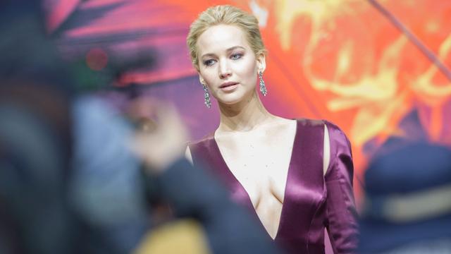 Schauspielern Jennifer Lawrence kommt am 04.11.2015 zu der Weltpremiere des Abschlussfilms "Die Tribute von Panem - Mockingjay Teil 2" im Cinestar-Kino in Berlin.