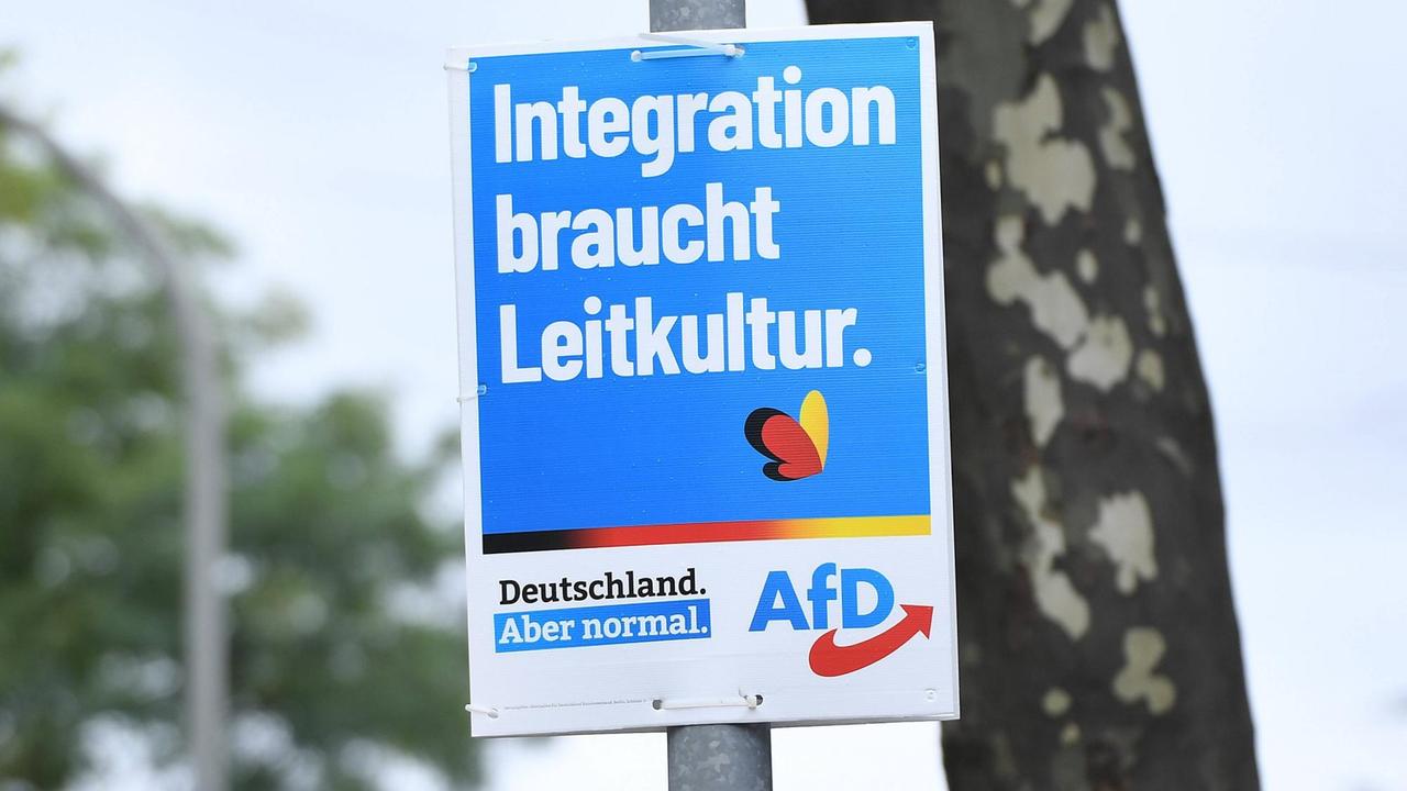 „Integration braucht Leitkultur“ steht auf einem Wahlplakat der AfD. „Integration braucht Leitkultur“ steht auf einem Wahlplakat der AfD.