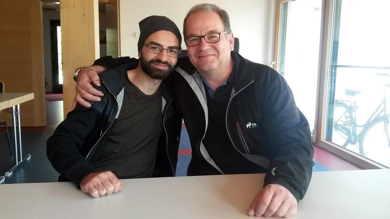 Alaa Edin Suliman (l.) mit seinem "Paten" Andreas Gieß beim Treffen in der Jugenheimer Computerfirma Roi Solutions, wo Suliman bis 2019 eine Ausbildung zum Fachinformatiker absolviert Alaa Edin Suliman (l.) mit seinem "Paten" Andreas Gieß beim Treffen in der Jugenheimer Computerfirma Roi Solutions, wo Suliman bis 2019 eine Ausbildung zum Fachinformatiker absolviert