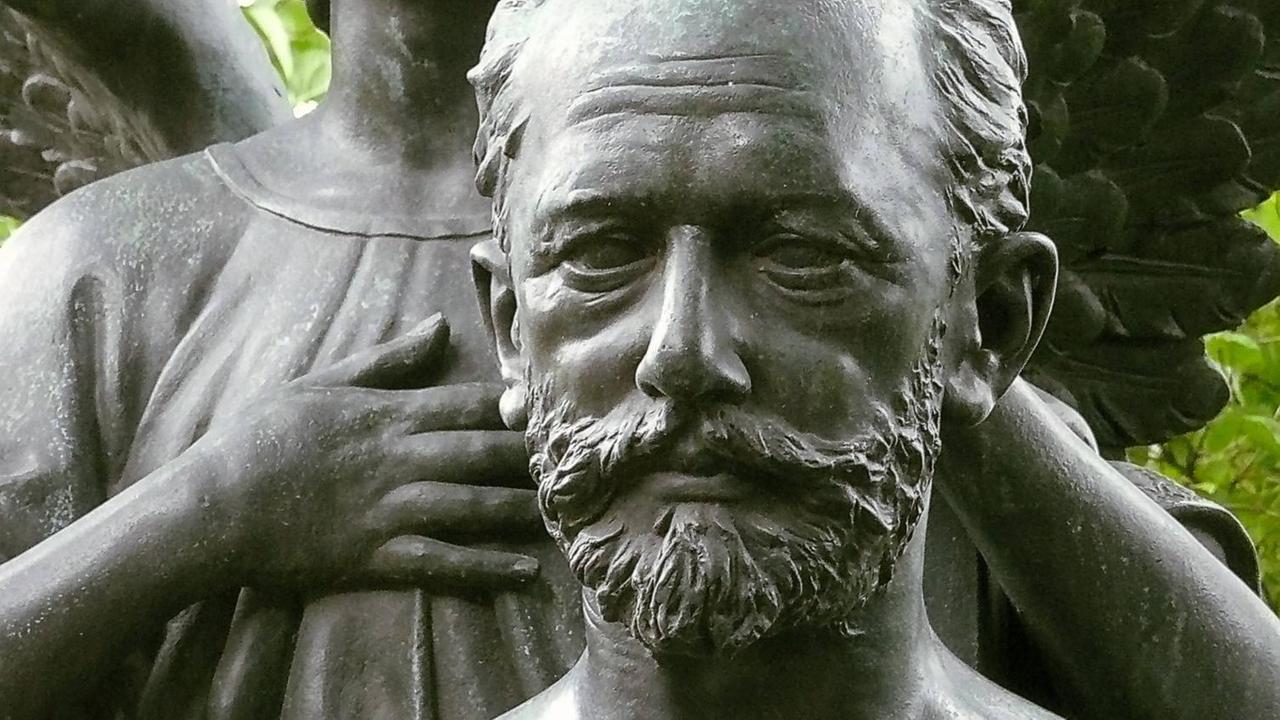 Büste am Grab Peter Tschaikowskys auf dem Tichwiner Friedhof im Alexander-Newski-Kloster in St. Petersburg