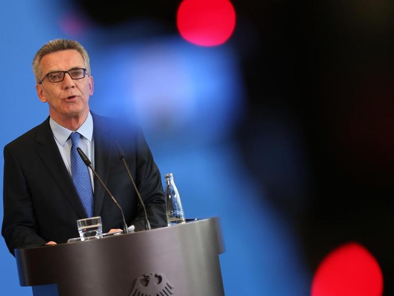 Bundesinnenminister Thomas de Maizière (CDU) stellt in Berlin Vorkehrungen zur Erhöhung der Sicherheit in Deutschland vor.