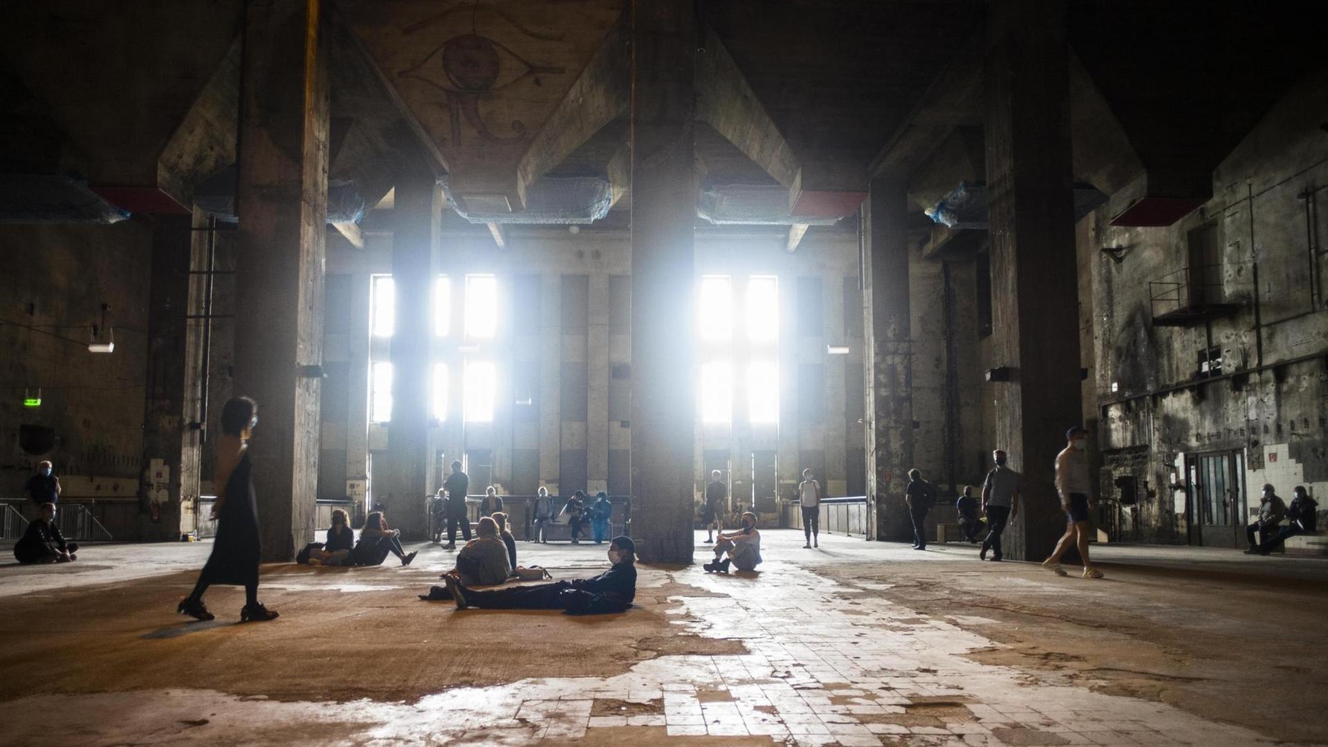 Das Berliner Berghain wird zur temporären Ausstellungshalle. Das Berliner Berghain wird zur temporären Ausstellungshalle.