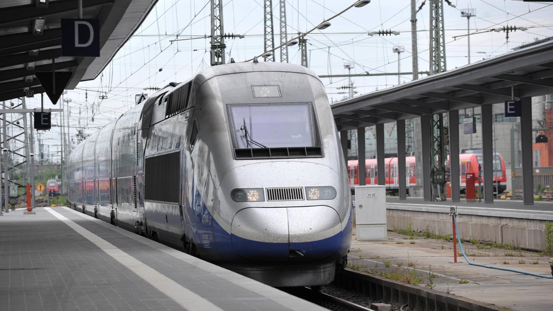 Ein einfahrender TGV am Frankfurter Hauptbahnhof. Der Zug kommt aus Paris.