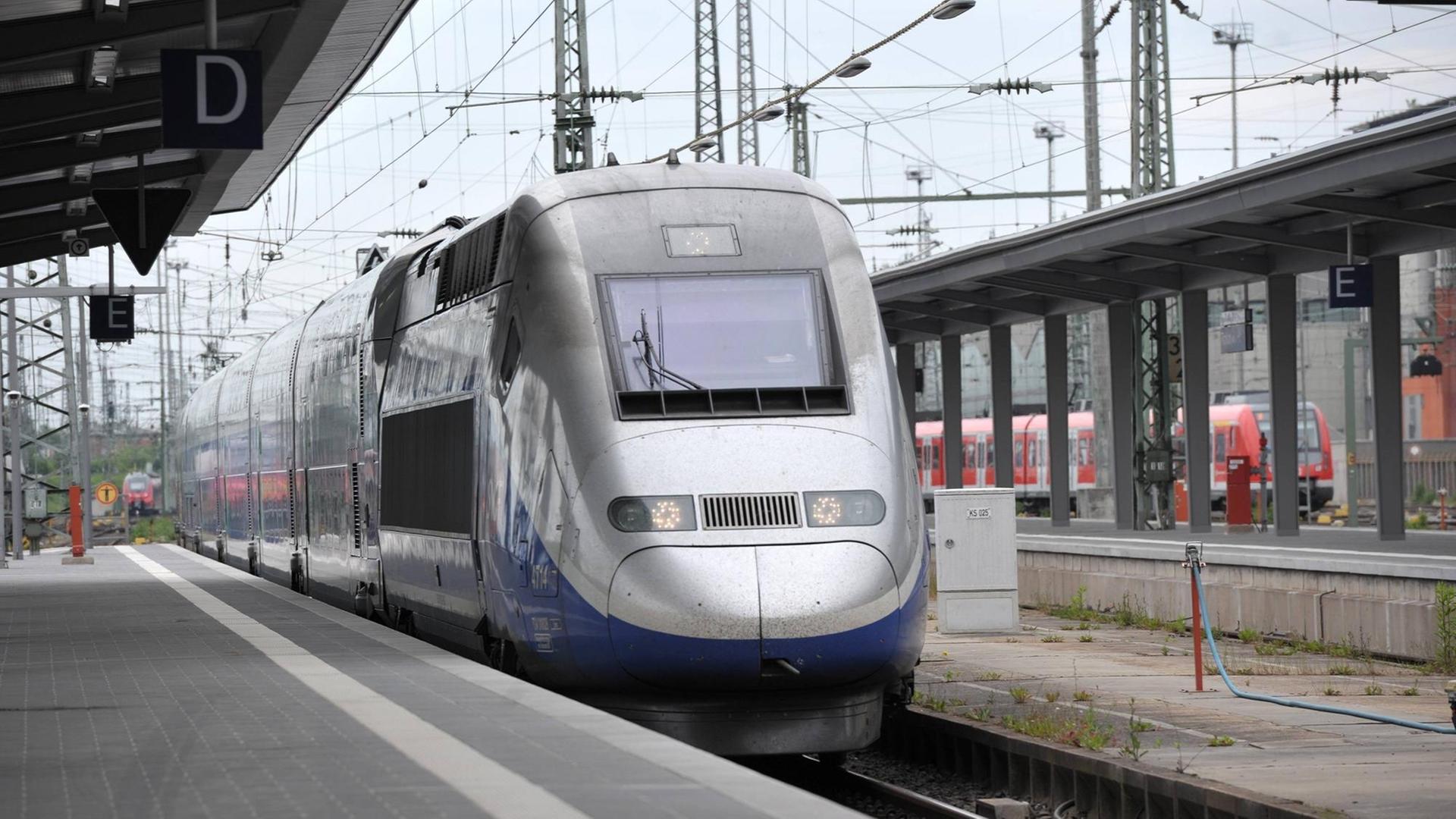 Ein einfahrender TGV am Frankfurter Hauptbahnhof. Der Zug kommt aus Paris. Ein einfahrender TGV am Frankfurter Hauptbahnhof. Der Zug kommt aus Paris.