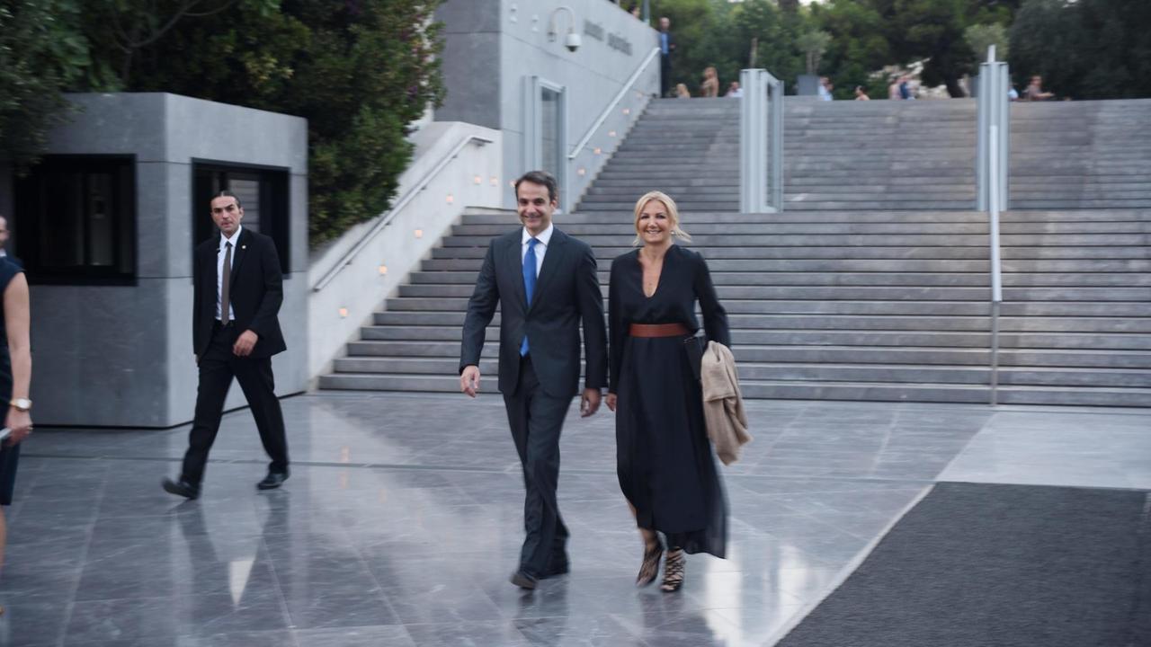 Der griechische Premier Kyriakos Mitsotakis und seine Ehefrau Mareva Grabowski-Mitsotakis 2016 auf den Treppenstufen vor dem Akropolis Museum.