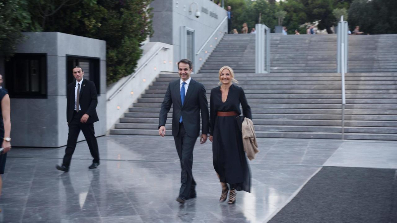 Der griechische Premier Kyriakos Mitsotakis und seine Ehefrau Mareva Grabowski-Mitsotakis 2016 auf den Treppenstufen vor dem Akropolis Museum. Der griechische Premier Kyriakos Mitsotakis und seine Ehefrau Mareva Grabowski-Mitsotakis 2016 auf den Treppenstufen vor dem Akropolis Museum.