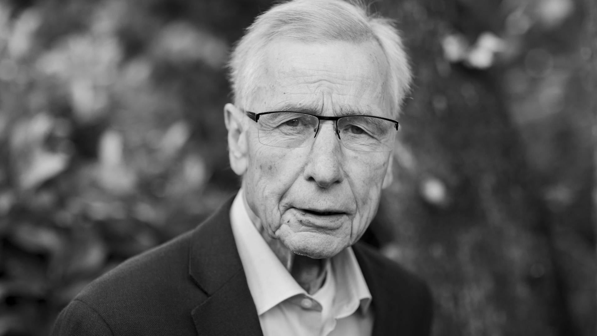 Der frühere Wirtschafts-Minister Wolfgang Clement blickt ernst in die Kamera Der frühere Wirtschafts-Minister Wolfgang Clement blickt ernst in die Kamera